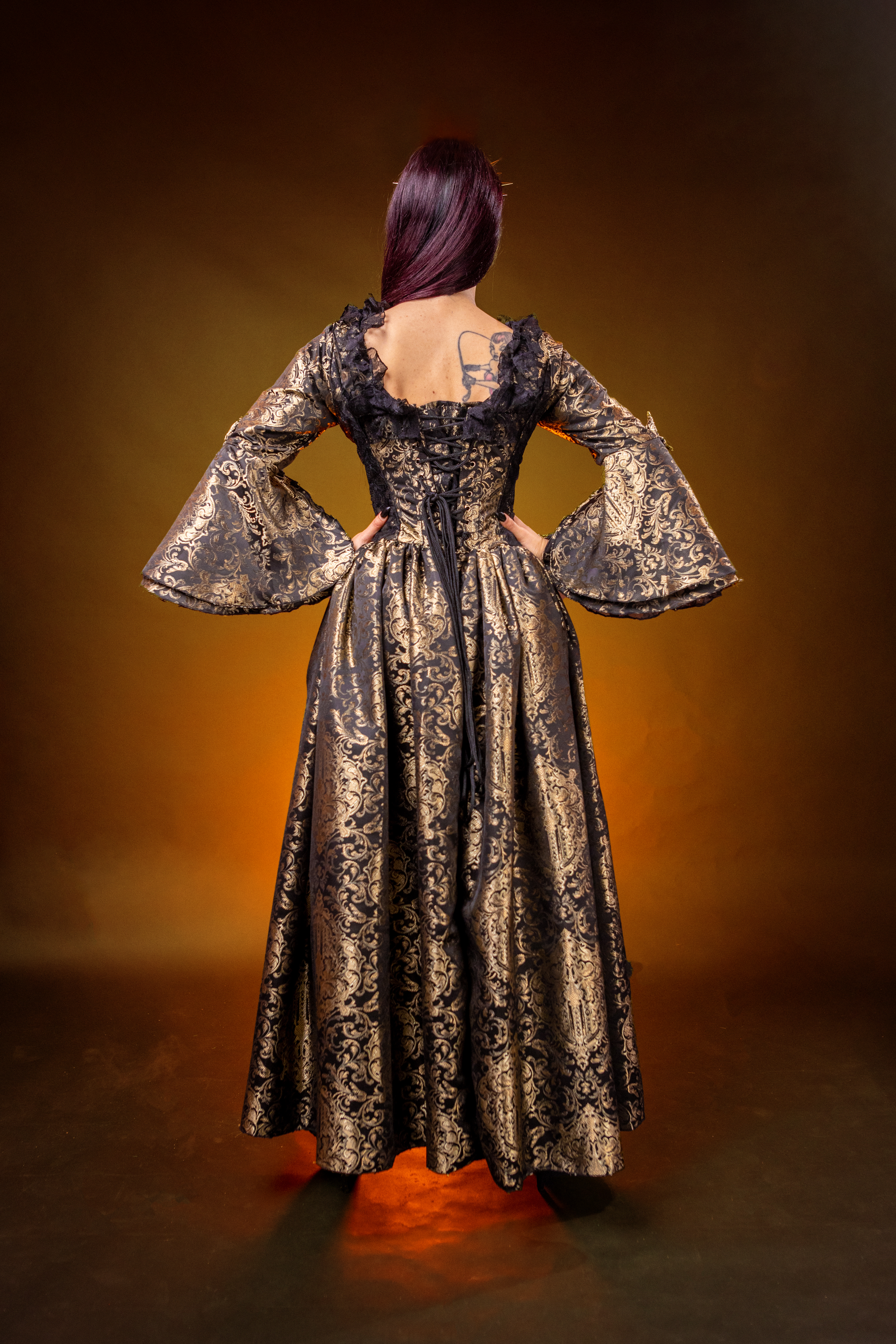 Renaissance dress gold king. | thumbnail | 